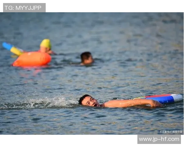 激烈角逐！顶级泳将挑战极限，泳池内惊险瞬间回顾